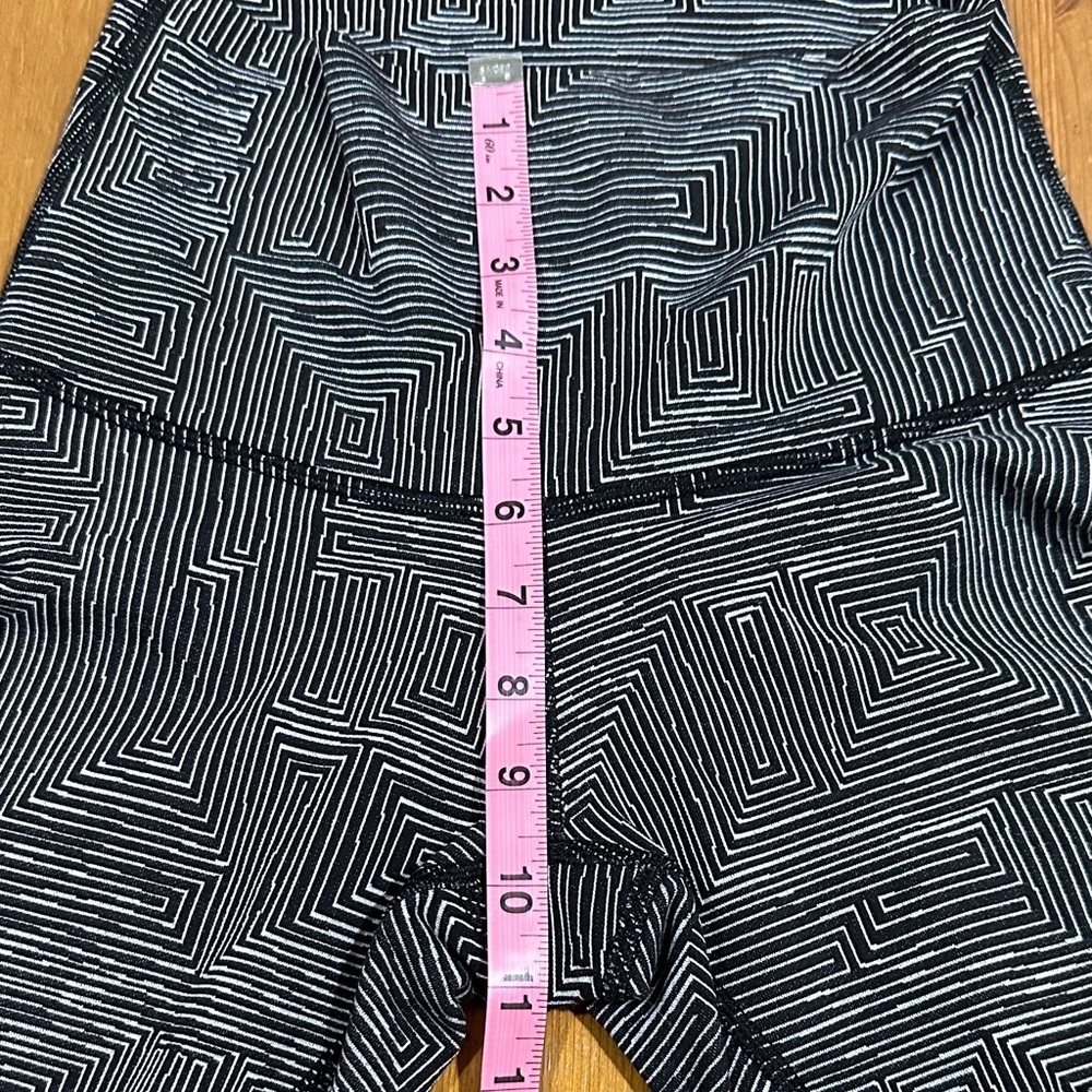 lululemon athletica Black and White Patterned Leggings - Picture 9 of 11